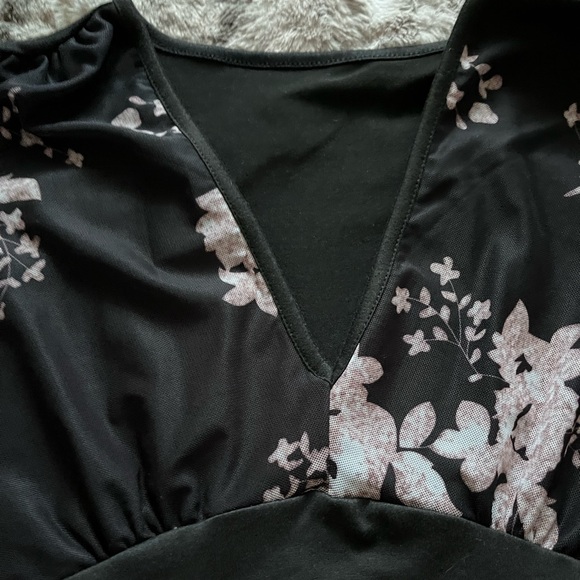 SOLD ⚜️5 for $20 ⚜️ Floral Mesh Sleeve Top - Picture 4 of 4